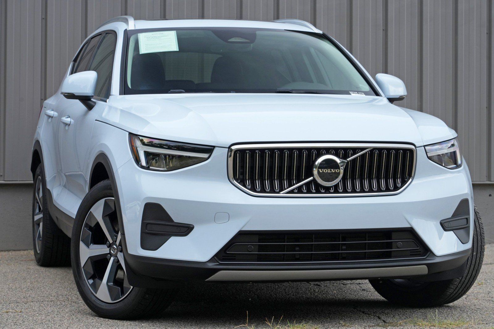 Used 2025 Volvo XC40 B5 Core w/ Climate Package AWD/4WD image 4