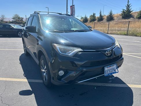 Used 2018 Toyota RAV4 XLE AWD/4WD image 1