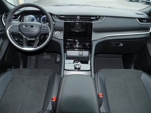 New 2025 Jeep Grand Cherokee Altitude image 5