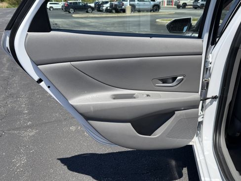 Used 2025 Hyundai Elantra SE FWD image 18