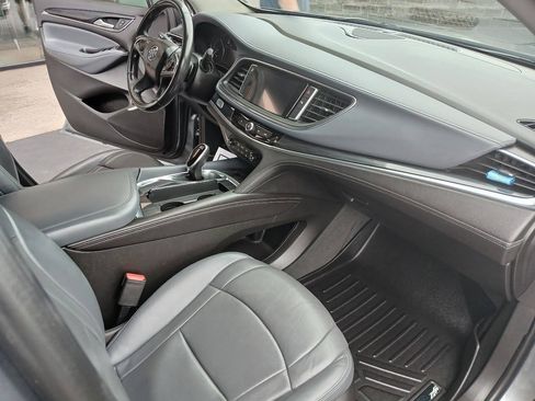 Used 2018 Buick Enclave Essence FWD image 2