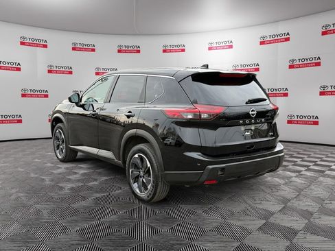 Used 2024 Nissan Rogue SV image 5
