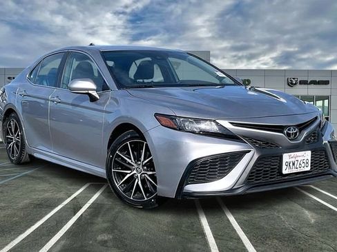 Used 2024 Toyota Camry SE image 12