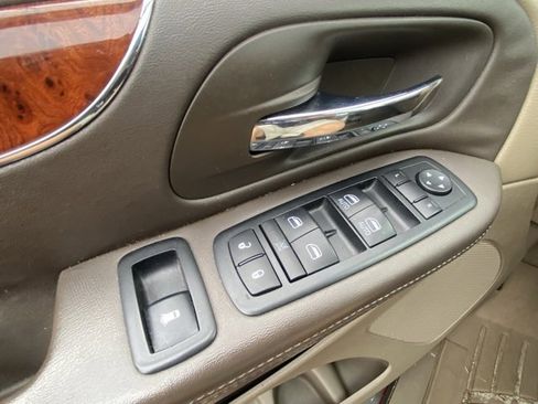 Used 2013 Chrysler Town & Country Touring-L w/ Entertainment Group #2 image 16