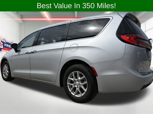 New 2026 Chrysler Pacifica Select image 2