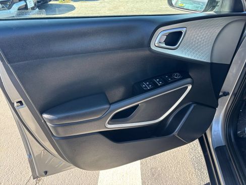 Used 2025 Kia Soul LX w/ LX Technology Package FWD image 18