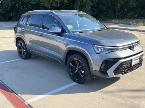 Certified 2025 Volkswagen Taos SEL image 2