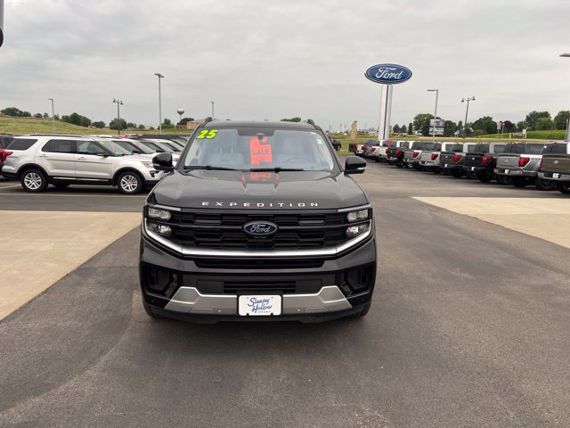 Used 2025 Ford Expedition Max Platinum w/ Driver's Package AWD/4WD image 2
