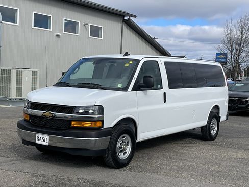 Used 2025 Chevrolet Express 3500 LT w/ LT Preferred Equipment Group RWD image 4