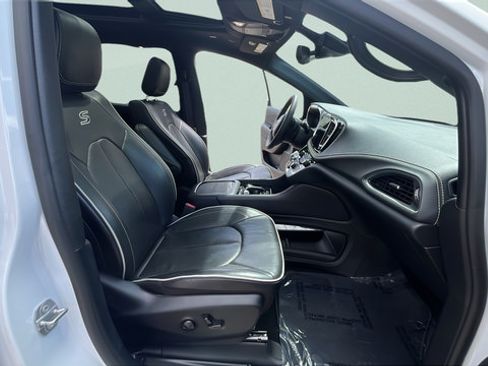Used 2025 Chrysler Pacifica Limited FWD image 28