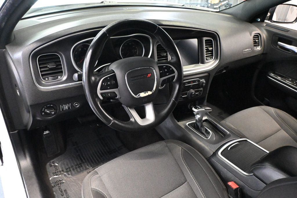 Used 2017 Dodge Charger SXT RWD image 9