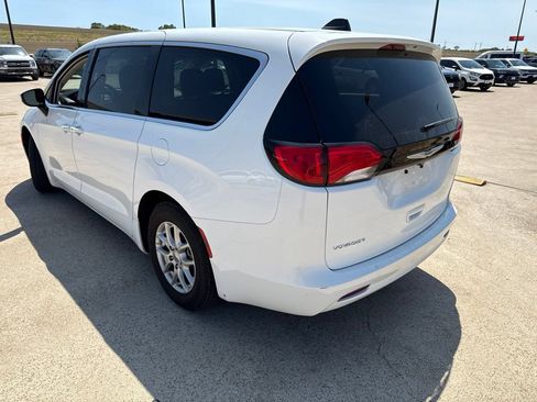 Used 2023 Chrysler Voyager LX FWD image 8