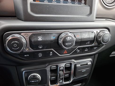 Certified 2022 Jeep Gladiator Sport image 15