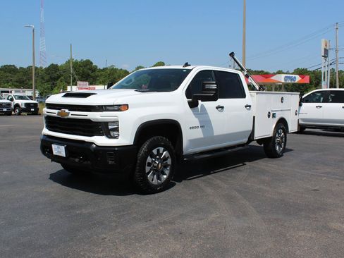 Used 2025 Chevrolet Silverado 2500 Custom w/ Custom Value Package AWD/4WD image 10