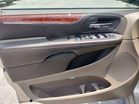 Used 2014 Chrysler Town & Country Touring-L w/ Driver Convenience Group FWD image 12