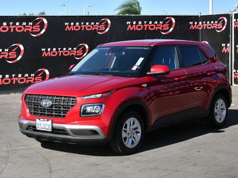 Used 2022 Hyundai Venue SE w/ Cargo Package FWD image 3