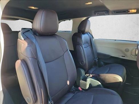Used 2024 Toyota Sienna Platinum image 18