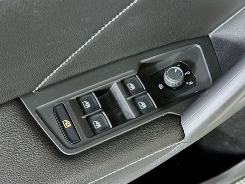Used 2022 Volkswagen Tiguan SE w/ Panoramic Sunroof Package FWD image 14