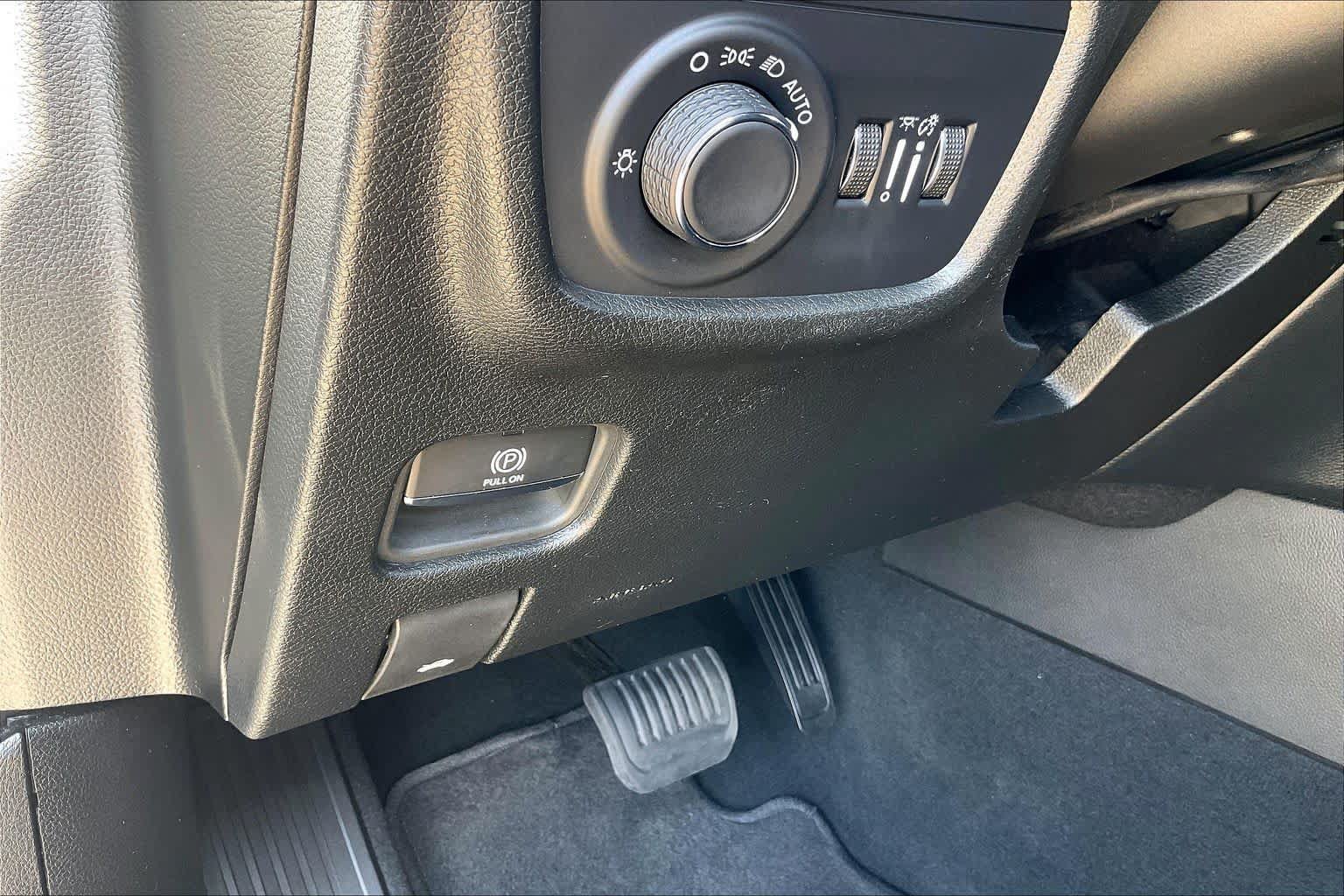 Used 2024 Jeep Grand Cherokee L Laredo RWD image 31