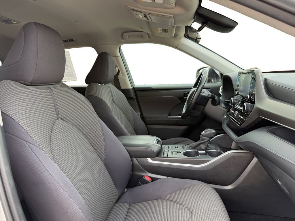 Used 2020 Toyota Highlander LE AWD/4WD image 25