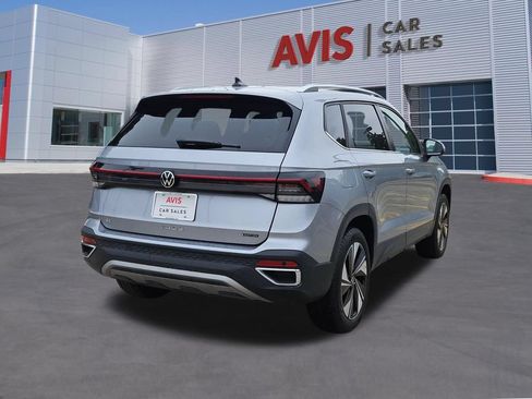 Used 2025 Volkswagen Taos SE AWD/4WD image 6