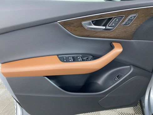 Used 2025 Audi Q8 Premium image 11