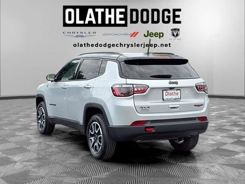 Used 2025 Jeep Compass Trailhawk AWD/4WD image 3
