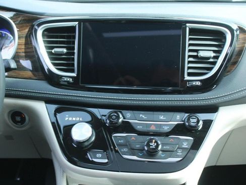 Used 2023 Chrysler Pacifica Limited FWD image 15