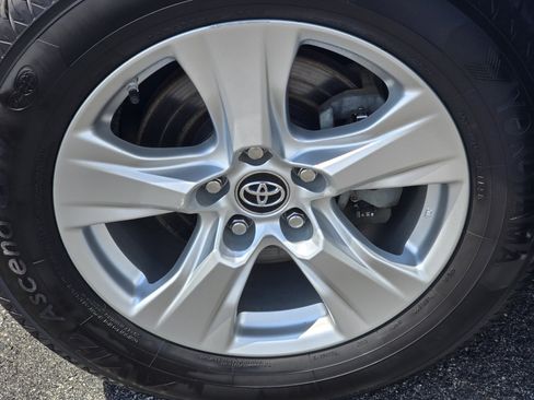 Certified 2019 Toyota RAV4 XLE w/ Convenience Package AWD/4WD image 9