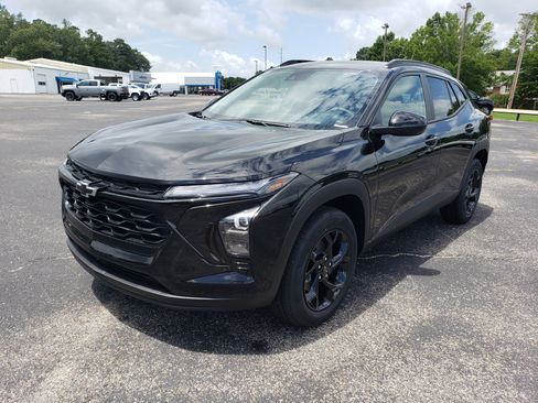 New 2026 Chevrolet Trax LT w/ Driver Confidence Package FWD image 2