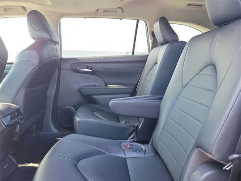 Used 2023 Toyota Highlander XLE image 14