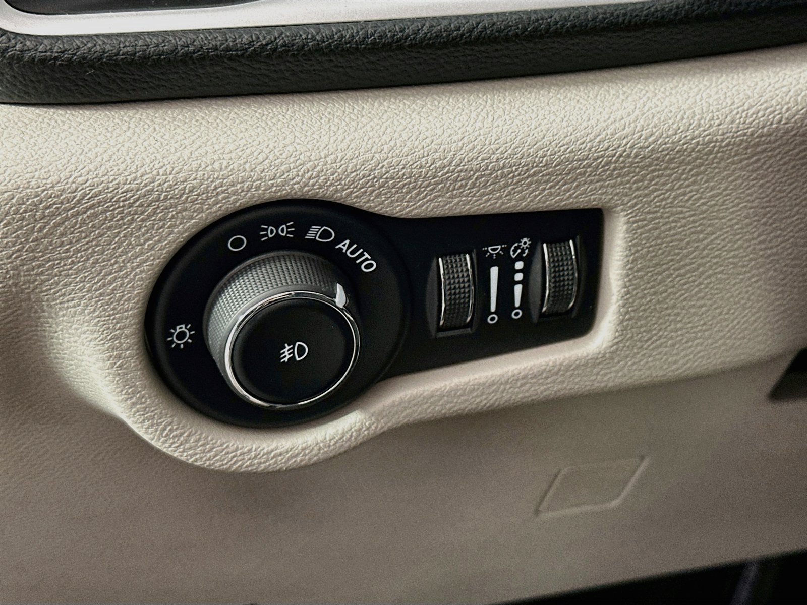 Used 2023 Chrysler Pacifica Touring-L FWD image 11