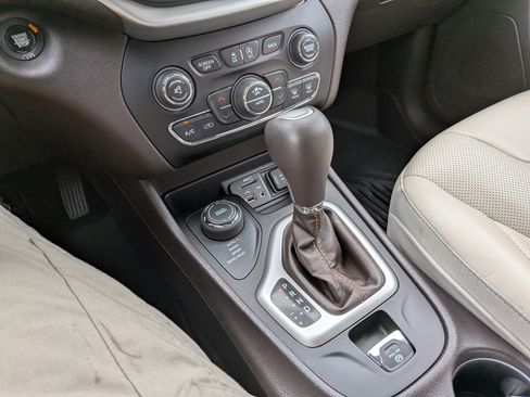 Used 2018 Jeep Cherokee Overland w/ Technology Group image 19