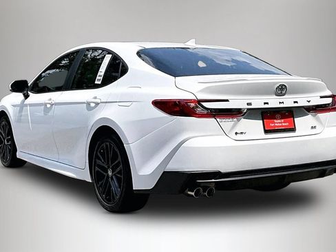 Used 2025 Toyota Camry SE w/ Convenience Package FWD image 4