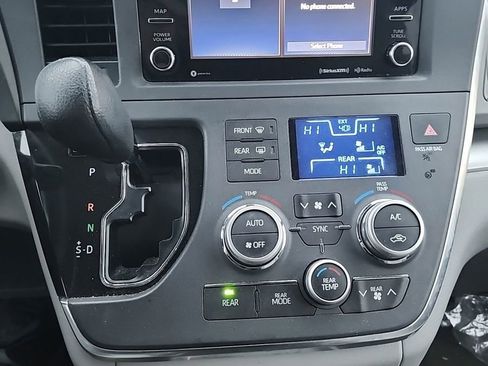 Used 2019 Toyota Sienna LE image 10
