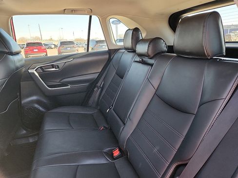 Used 2021 Toyota RAV4 XLE Premium image 5