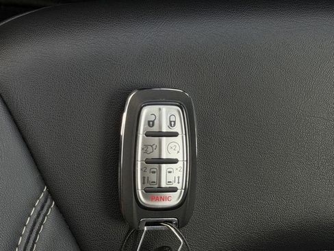 Used 2024 Chrysler Pacifica Touring-L FWD image 18
