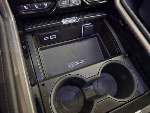 Used 2024 GMC Yukon XL Denali image 29