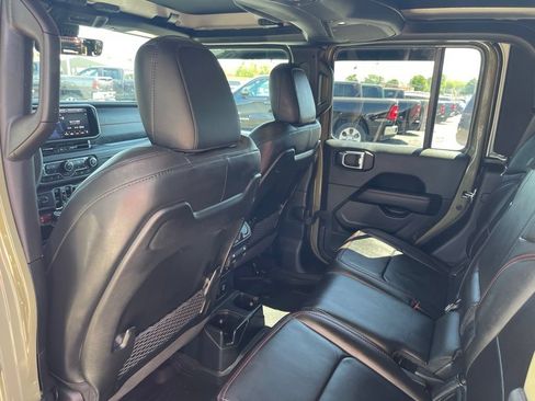Used 2025 Jeep Gladiator Rubicon AWD/4WD image 18