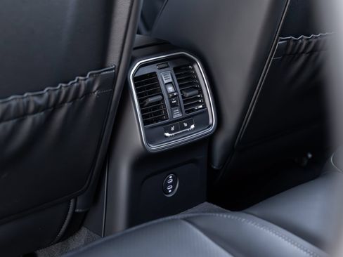 Certified 2026 Porsche Macan AWD/4WD image 36