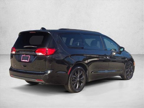 Used 2020 Chrysler Pacifica Touring-L Plus image 5