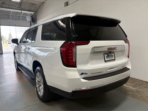 Used 2024 GMC Yukon XL SLT AWD/4WD image 3