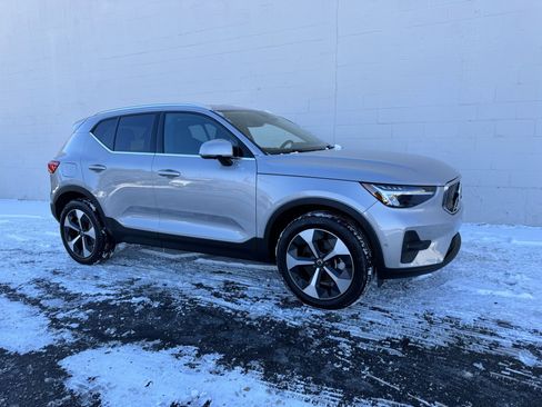 Used 2024 Volvo XC40 B5 Plus image 4
