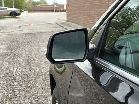 Used 2023 Chevrolet Traverse LT image 15