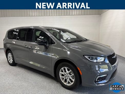 Used 2025 Chrysler Pacifica Select FWD image 1