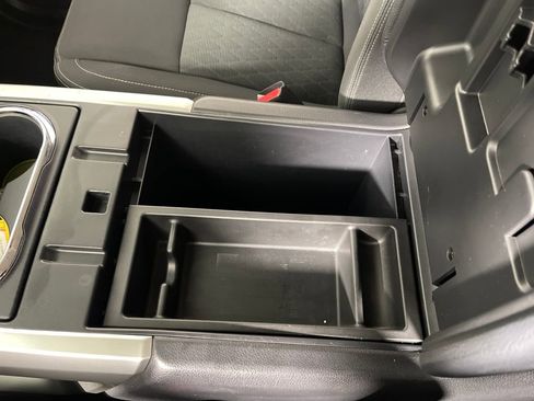 Used 2019 Nissan Titan SV w/ SV Convenience Package image 23