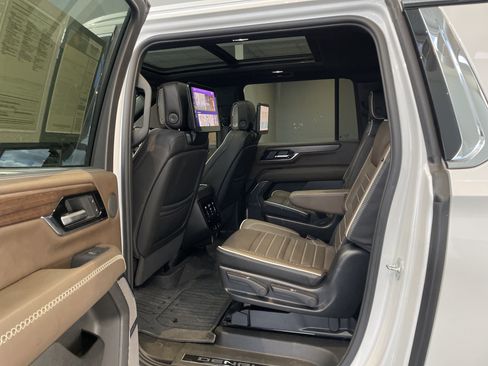 Used 2025 GMC Yukon XL Denali Ultimate w/ LPO, Floor Liner Package AWD/4WD image 39