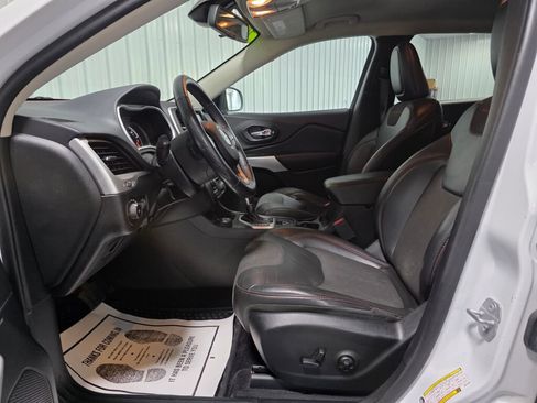 Used 2018 Jeep Cherokee Trailhawk w/ Cold Weather Group AWD/4WD image 10