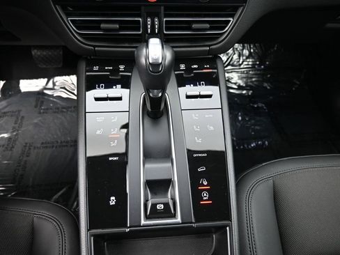 Certified 2025 Porsche Macan image 22