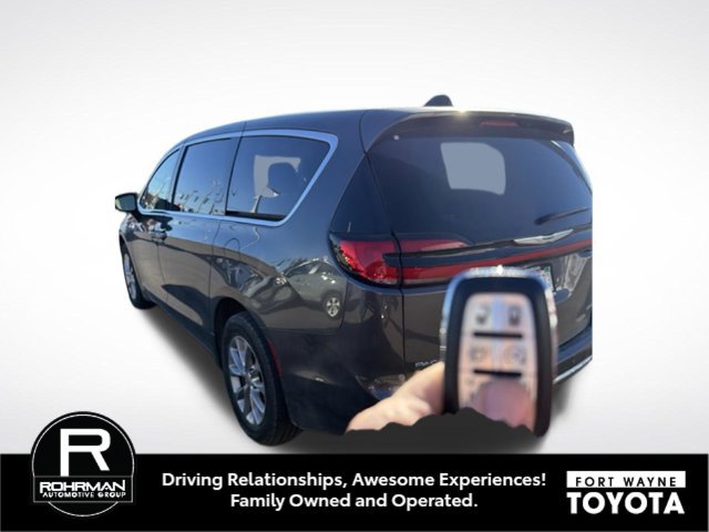 Used 2023 Chrysler Pacifica Touring-L w/ Uconnect Theater Family Group AWD/4WD image 3